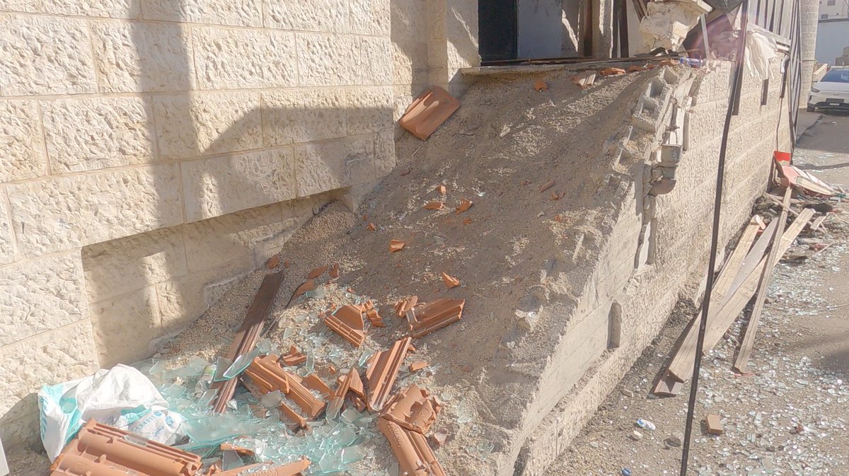 Esta mañana, antes de que el cerco israelí nos dejara atrapados, estaba tratando de subir estas fotos, pero la internet no ayudó.

Las pongo ahora, con el texto original:

La incursión de ejército israelí de anoche contra el campamento de refugiados de Jenín nos tuvo despiertos