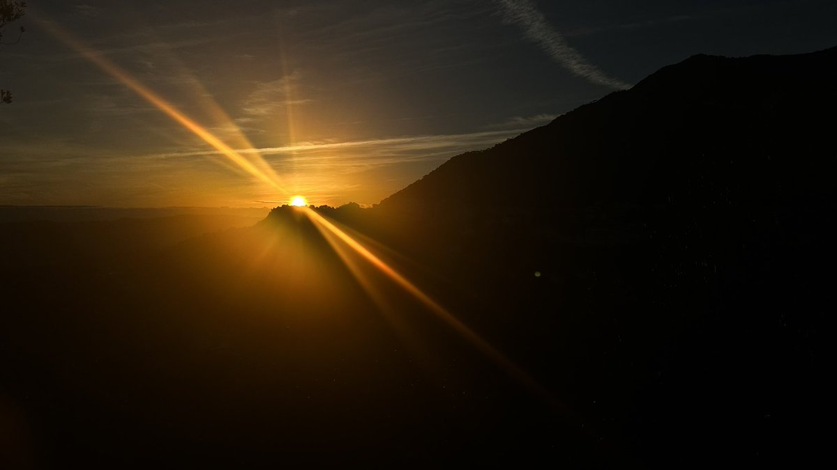 El sol se esconde tras la montaña Mijeña  

#Mijas #PuestaDeSol #fotografía #Atardecer  🏔️☀️