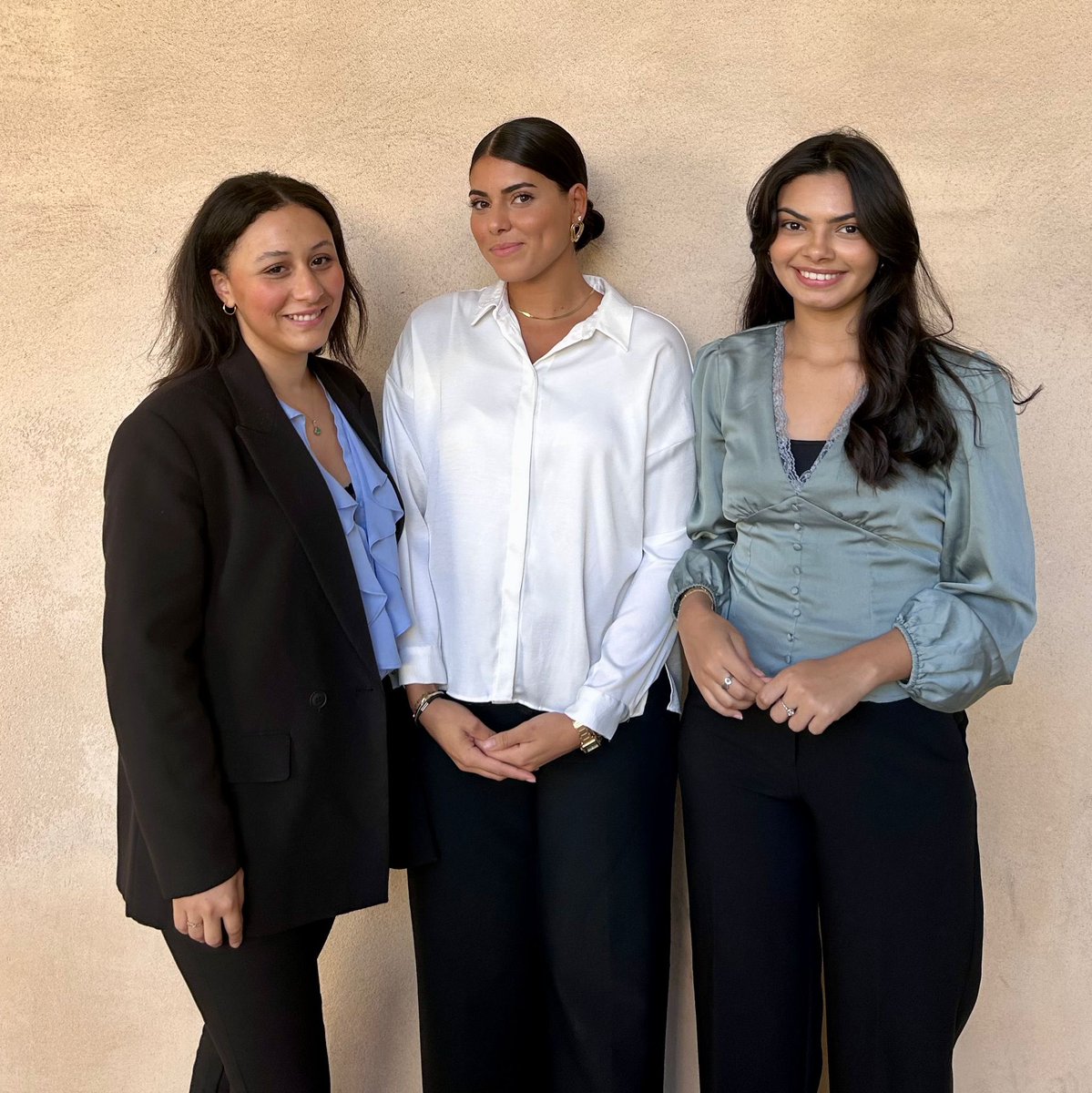 CiamSLazareff's tweet photo. 🌟 Nous avons l’honneur de vous présenter l’équipe organisatrice de la 25eme édition du CIAM.

👩🏻‍🎓De gauche à droite : Insaf Mhaouch, Sara Ghazran et Anna Khemiri. 

🖇️ Les inscriptions sont ouvertes n’oubliez pas de vous inscrire ! https://t.co/e8feF6YZGk
