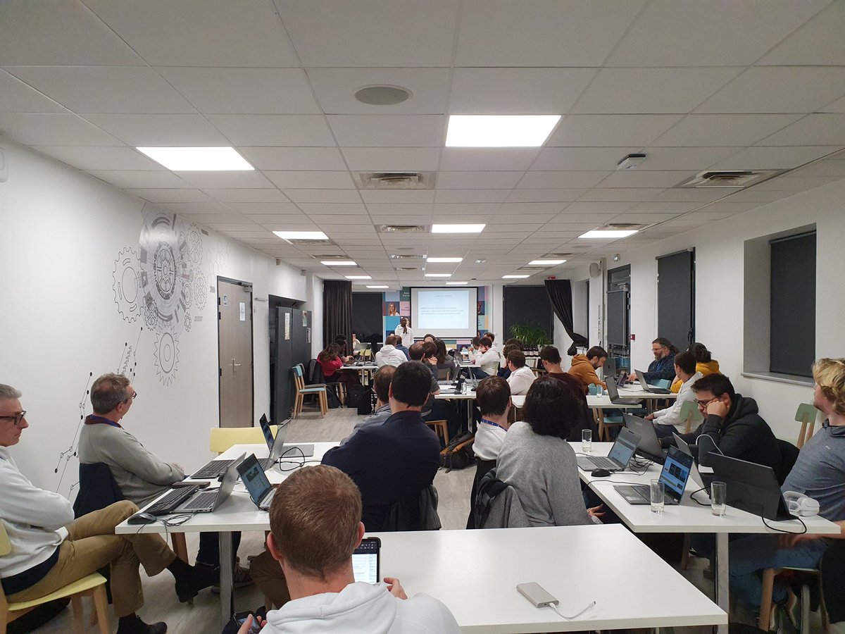 On y est la #CantineDesCodeurs c'est maintenant chez <a href="/AXAJobs_fr/">AXA Jobs France</a> et ça commence avec <a href="/DialloThierno29/">Thierno Diallo</a> (Green Champion à la #AXADevGuilde) qui nous parle algo et impact green. #raiseTheBar