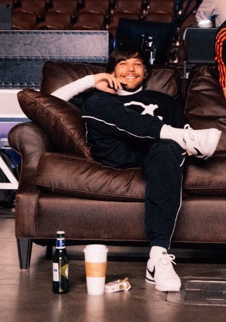 wheels1d's tweet photo. a rockstar                     a cupcake https://t.co/35KCzfBScI