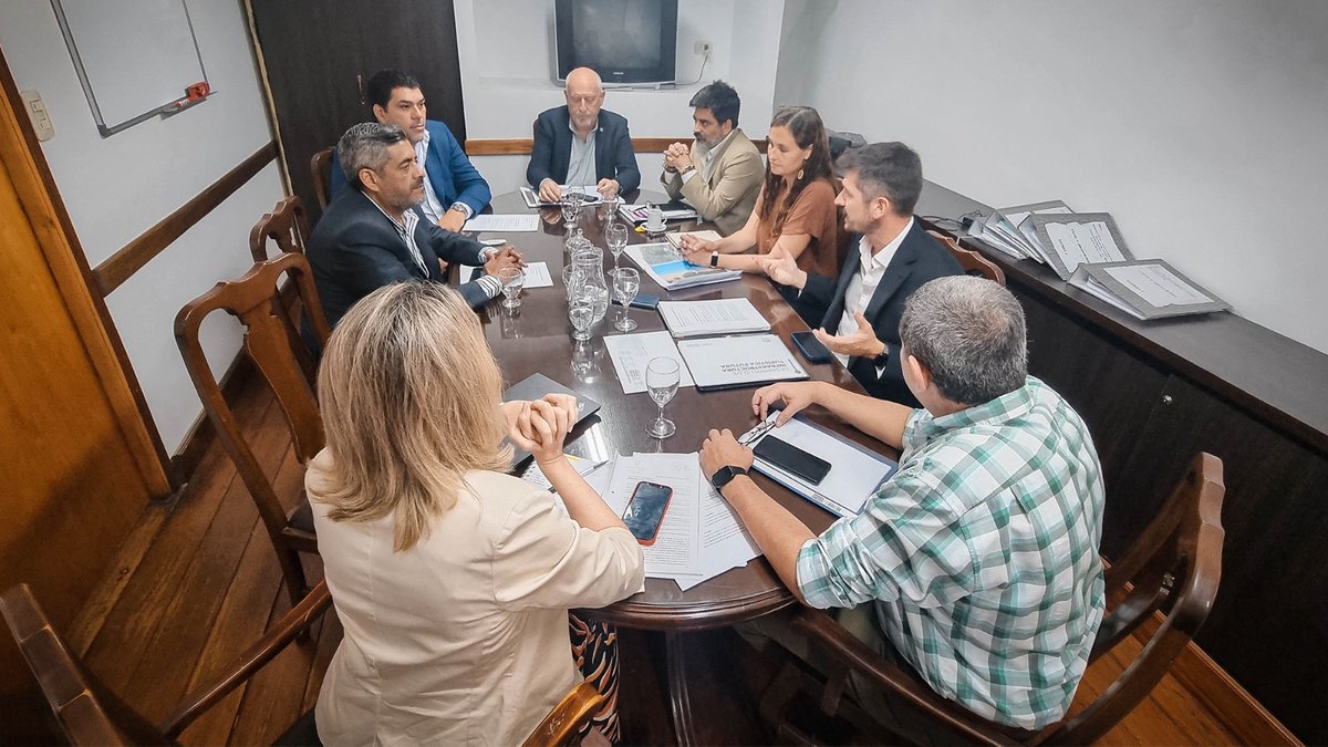 SebaGiobellina's tweet photo. Me reuní con el ministro de Obras y Servicios Públicos, Santiago Yanotti, y parte de su equipo de trabajo, para exponer el plan de infraestructura que viene coordinando el Ente Tucumán Turismo y articular acciones de cara a la temporada de verano. https://t.co/fOmSnyeZS9