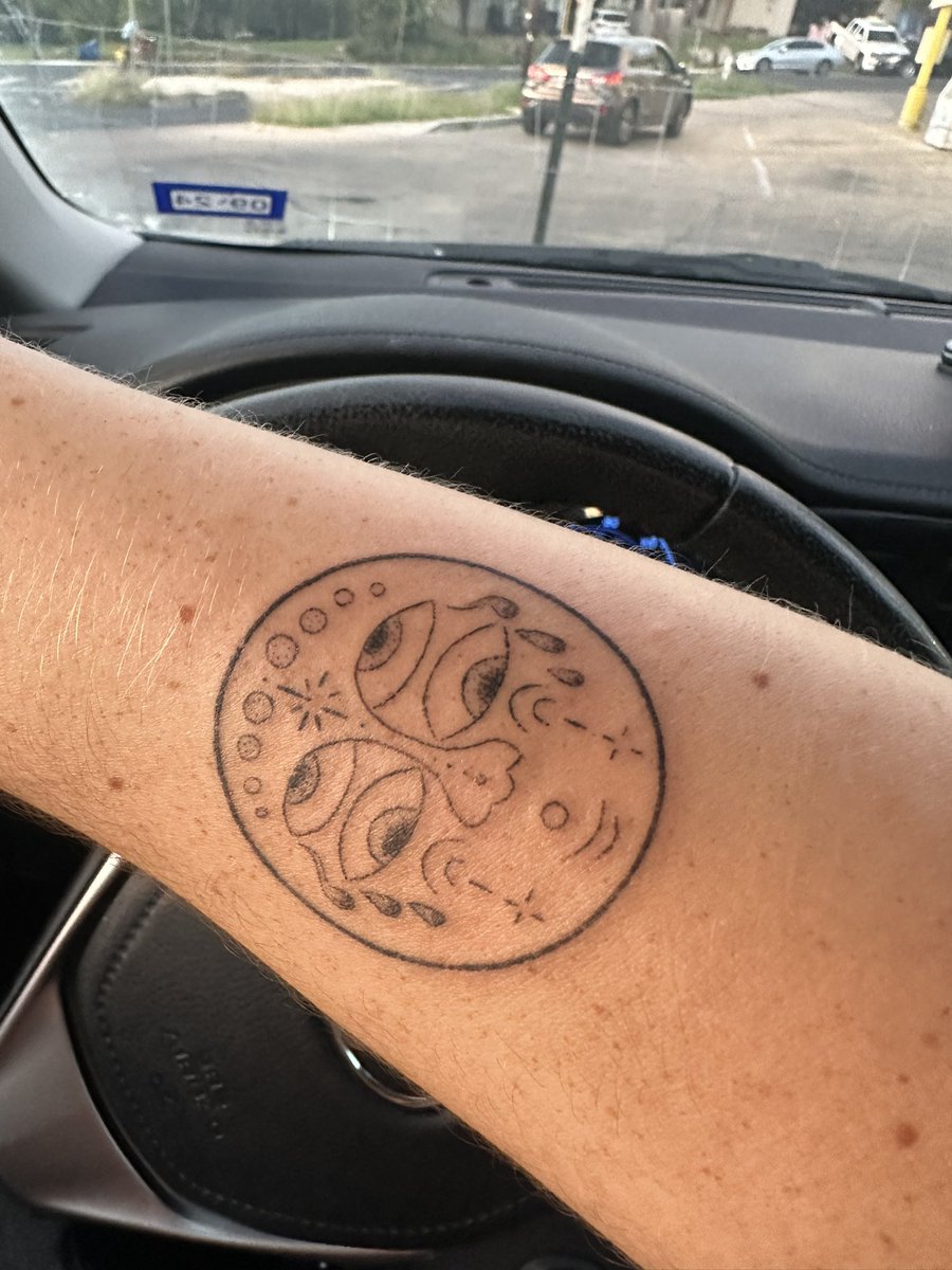 thedosiduo's tweet photo. Totally forgot to share the new ink oopsie!! My little funky emotional moon right after my session! 🌚🌝 #stickandpoke https://t.co/olYa5Je9qI
