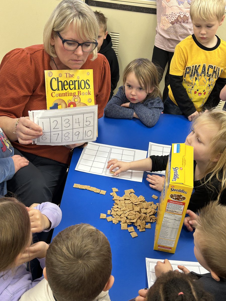 infoMariposaES's tweet image. Using 10-frames and cubes to solve mathematical problems in Mrs. Shanks’ and Mrs. Metherel’s JK/SK class. 
@CurriculumTldsb #TLDSB