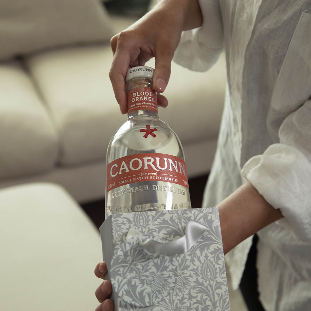 CaorunnGin's tweet image. Refreshingly uncomplicated and deliciously different - the perfect gift for the Gin Genius in your life*

*Even if that happens to be you 🥂

It doesn't take a Gin Genius to drink responsibly.

#GinGenius #Caorunn #CaorunnGin #SmallBatchGin