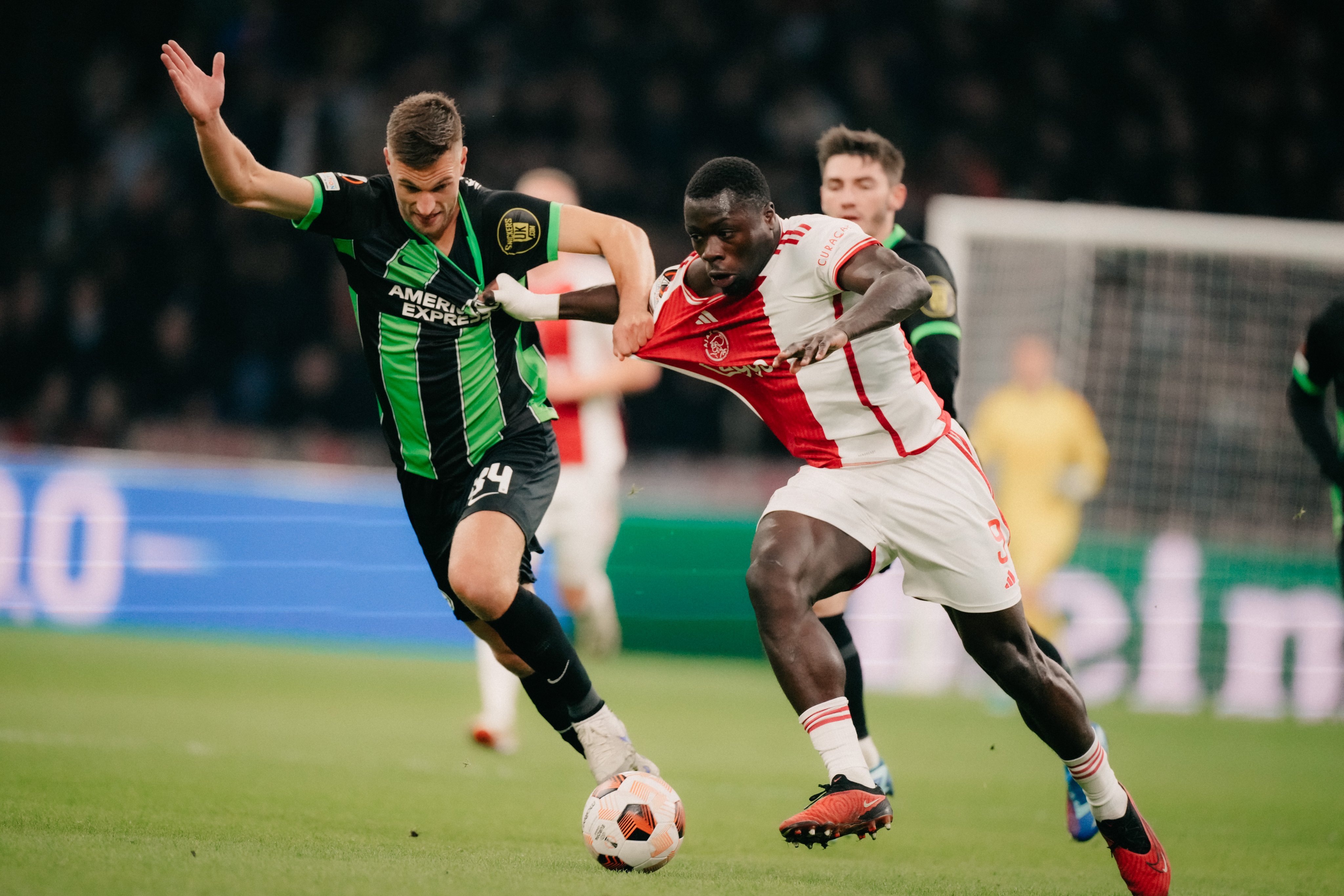 Brian Brobbey disputando un balón con Veltman, exfutbolista de el club neerlandés.