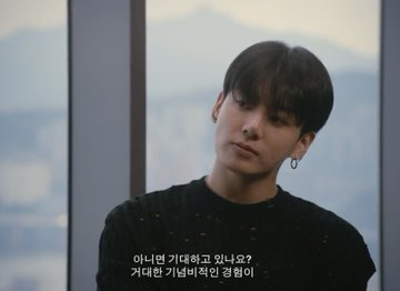jeon_vantella's tweet photo. –– Traducción de la entrevista de #JUNGKOOK junto a Zane Lowe para Apple Music:

🐰 : "cuando comencé era muy callado. No tenía confianza en mí mismo, pero cuando comencé a trabajar en mi música, aprendí más sobre mí. Me gané esa descripción de 'Golden'. Mirando todos estos (+) https://t.co/ZjpEfNL6dL