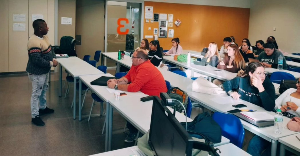 EntreigualesVlc's tweet image. Defensores acogidos en Programa Valenciano de Proteccion han compartido las problemáticas de sus territorios y las propuestas que vienen trabajando desde sus organizaciones, con las y los estudiantes de Trabajo Social de la Universidad de València
#DefenderAQuienDefiende
@GVAivaj