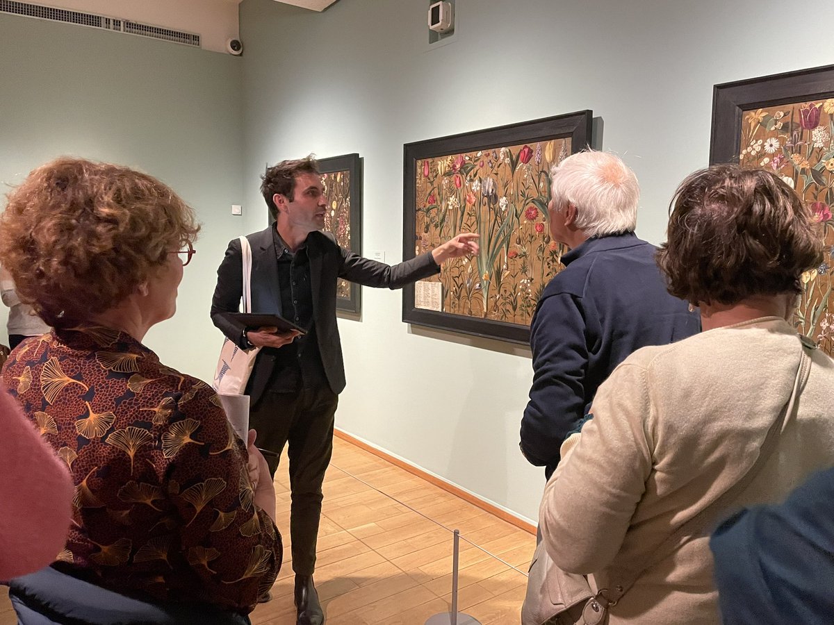 MuseeGiverny's tweet image. #VisitePrivée | Ce soir avait lieu la visite guidée de l&apos;#ExpoFlowerPower par Marc Jeanson. 
Botaniste au Muséum national d’Histoire naturelle de Paris, il a décrit et analysé les spécimens floraux présents dans les œuvres avec son regard scientifique.