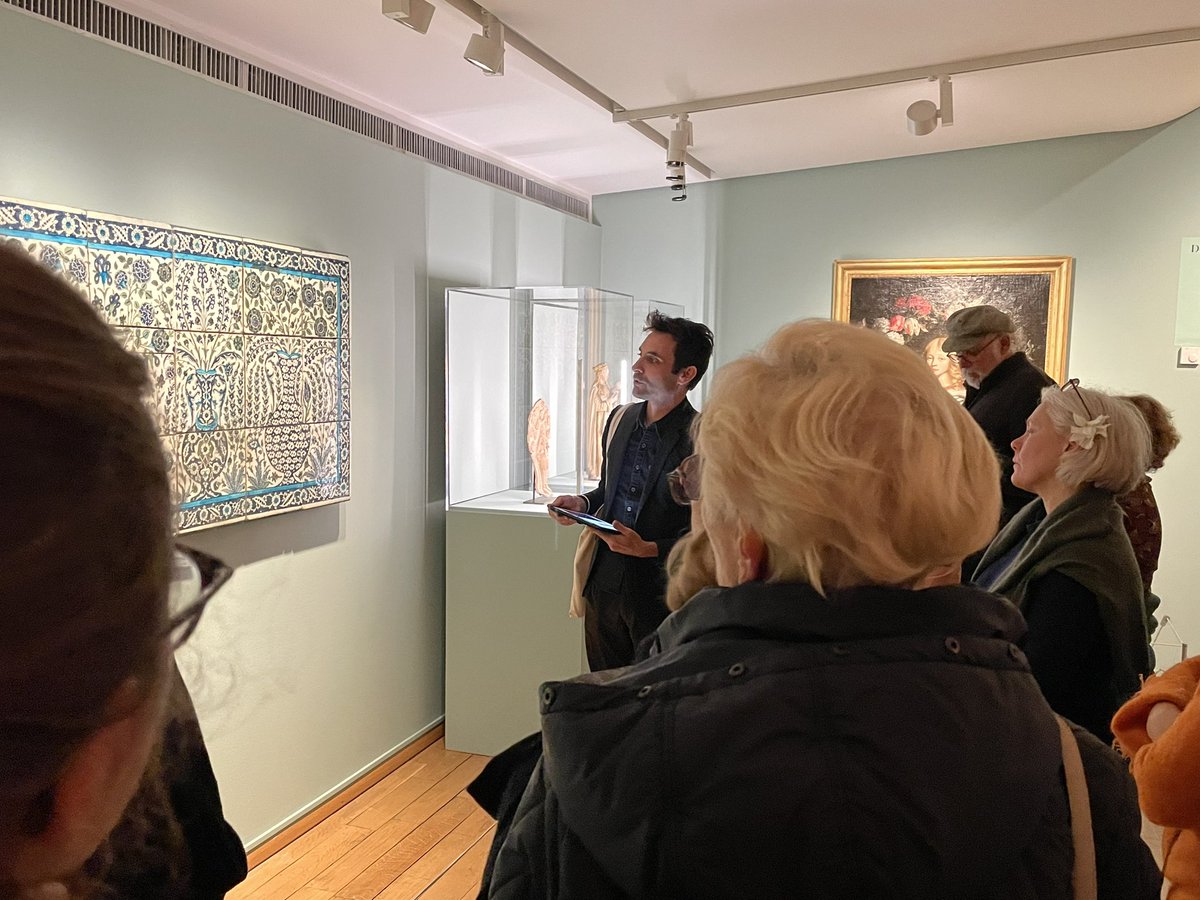 MuseeGiverny's tweet image. #VisitePrivée | Ce soir avait lieu la visite guidée de l&apos;#ExpoFlowerPower par Marc Jeanson. 
Botaniste au Muséum national d’Histoire naturelle de Paris, il a décrit et analysé les spécimens floraux présents dans les œuvres avec son regard scientifique.