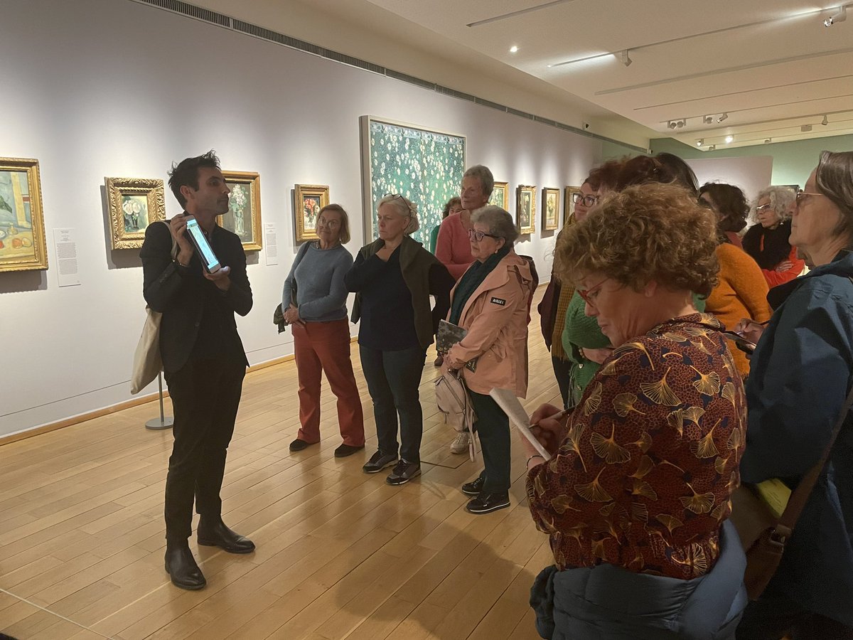 MuseeGiverny's tweet image. #VisitePrivée | Ce soir avait lieu la visite guidée de l&apos;#ExpoFlowerPower par Marc Jeanson. 
Botaniste au Muséum national d’Histoire naturelle de Paris, il a décrit et analysé les spécimens floraux présents dans les œuvres avec son regard scientifique.