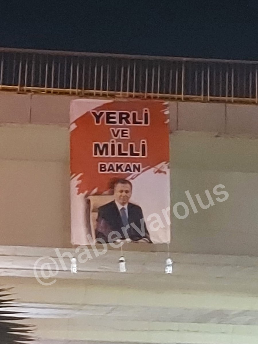 #SonDakika
Fatih Grubundan yeni pankart !
"YERLİ VE MİLLİ BAKANIMIZ"

Daha önce astıkları pankartlarla gündemden düşmeyen Fatih Grubu, Türkiye'deki gelişmelerin sokaktaki sesi olmaya devam edeceklerini aktardı.