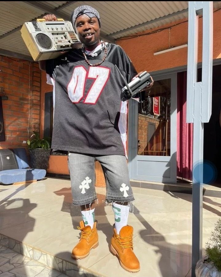 Ase nkiyo umuntu wumusaza yifata gutya ngo nagatwiko ubu koko aba yumva abana bee nibabibona bo bazamera gute??? Nako arigushaka umugati reka ndebe ibindeba sorry narimbiganye🙏🤣🤣🤣🤣