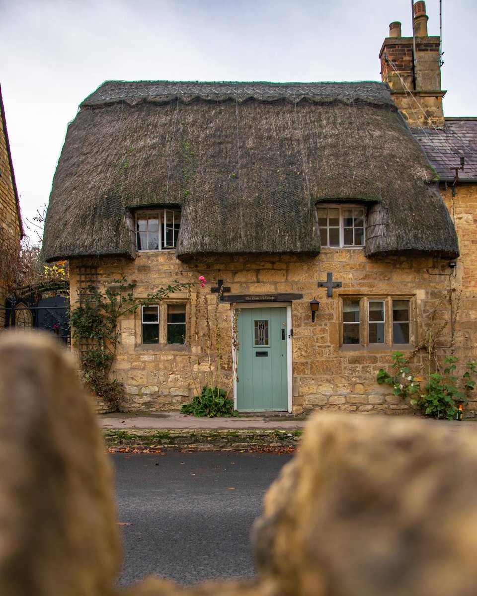 A #ChippingCampden classic this week for #ThatchedThursday

📸 the_onlycookiemonster

#discoverCotswolds