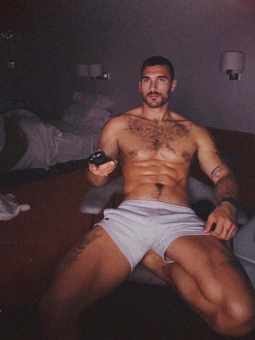 forgot what it was like to channel surf 📺 https://t.co/JUtWDxZqVI