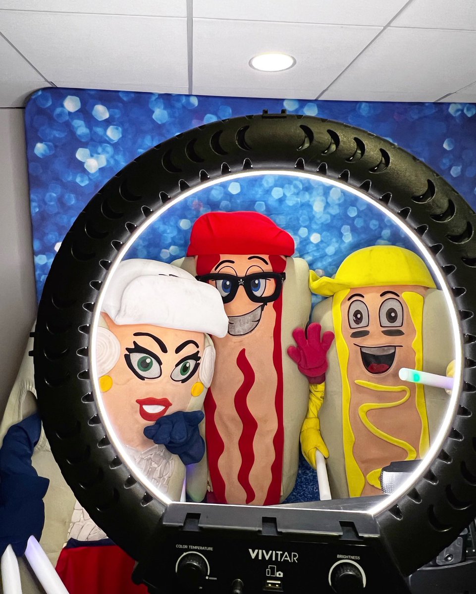 With our new ring light, had to bust out an OOTD video!

Hat is from Sugardale, purse is from Sugardale, bun is from Sugardale and earrings also from Sugardale! 😘