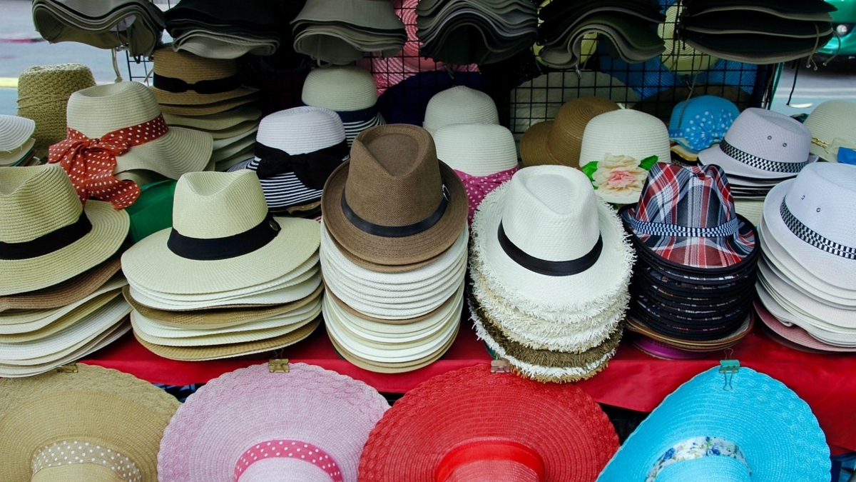 CYNassau's tweet photo. Don't leave Nassau without a visit to the Straw Market!
Immerse yourself in the Bahamian culture and browse through the endless stalls of unique souvenirs, clothing, and more. 
Support local! ❤️ 
https://t.co/gny1Gau9he https://t.co/fs45nYVgz0