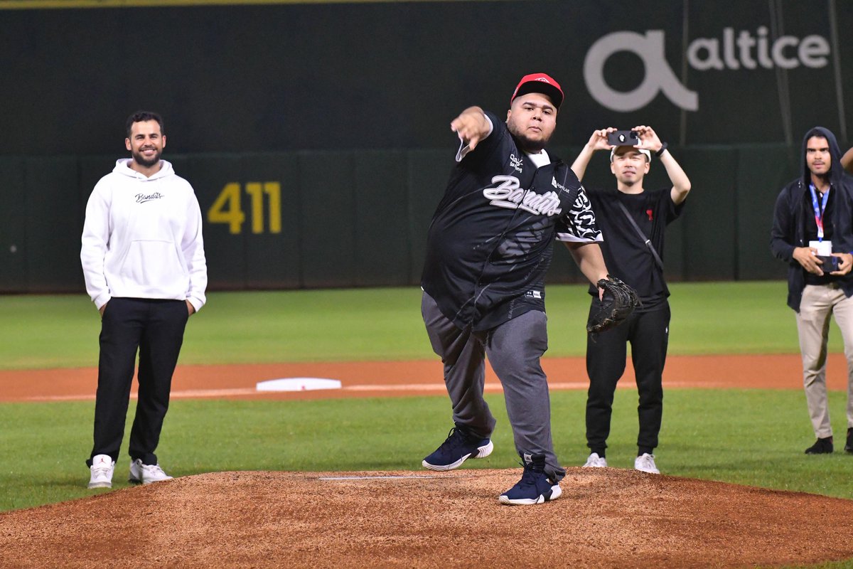 _MenaRD__'s tweet photo. Threw the first pitch today with @EscogidoBBClub https://t.co/tEeKmAlIEq