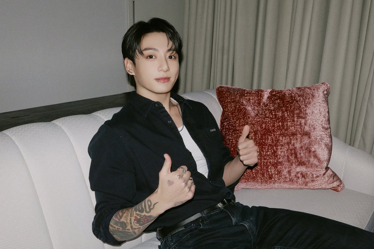 Maria_AFBF's tweet photo. That was such a hot guy outfit, though. Calvin Klein, well done!
Jung Kook looked and sounded so otherworldly!!!!!! 🔥💜
#JungKook #JungKook_GOLDEN #정국 #NYC #TimesSquare #JungKookOnTSX #JungKookxCalvinKlein #JKxCK #CKBoy https://t.co/MdvMQfHaTd