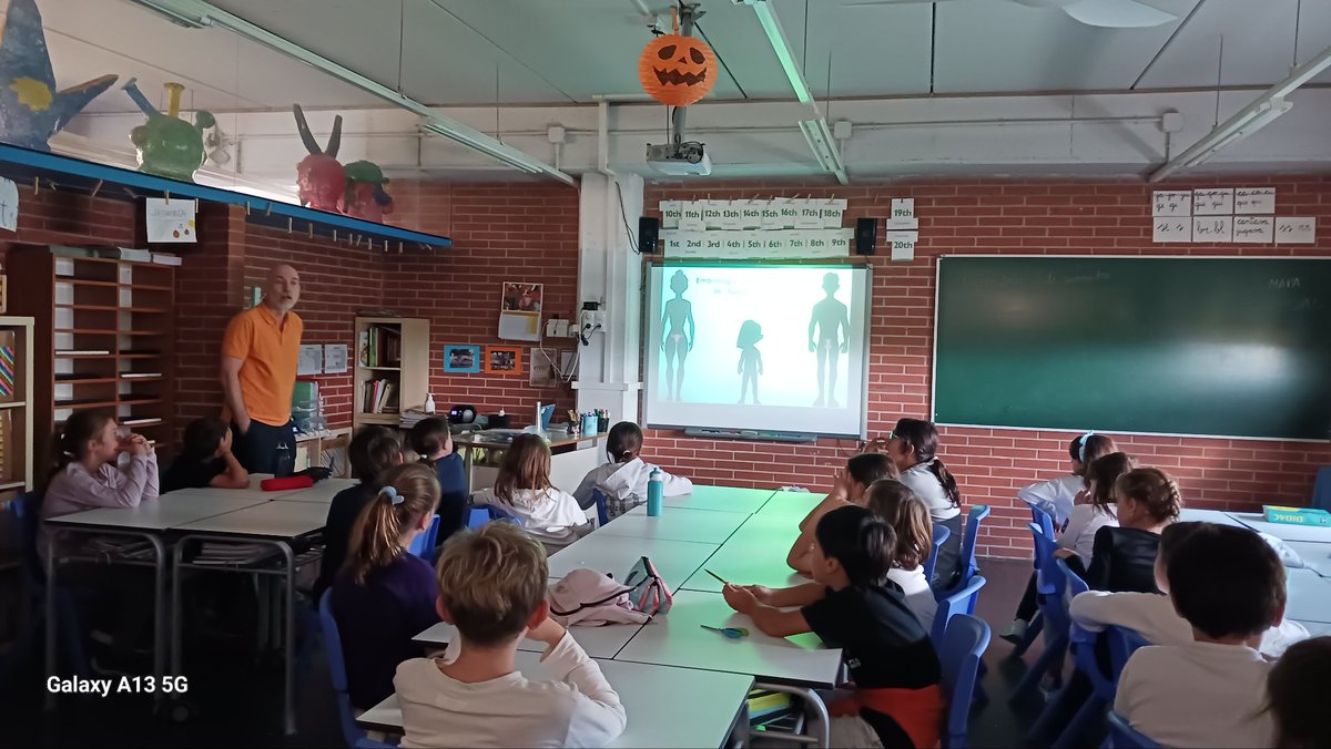 FGNeus's tweet image. M'entusiasma veure pares i mares tan disposats a participar per aprendre més i més coses... Vam començar el curs passat i aquest continuem! El pare de l'Ernest ens ha vingut a explicar els aparells reproductors i hem après molt. Gràcies, Piotr! #curs2324 #educacióafectivosexual