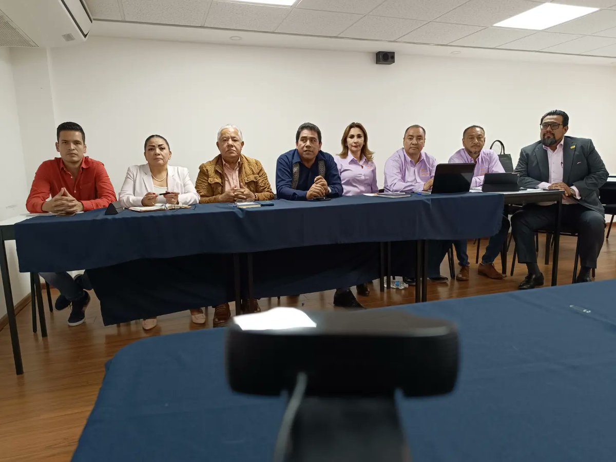 Se llevó a cabo reunión de trabajo en formato de videoconferencia con los Secretarios Generales y Representantes de Centros de Trabajo de las ochos regiones sindicales, sobre el Complemento a la Respuesta Salarial y MB Medida del Bienestar.

#SNTE #Sección24 #YoSoySNTE