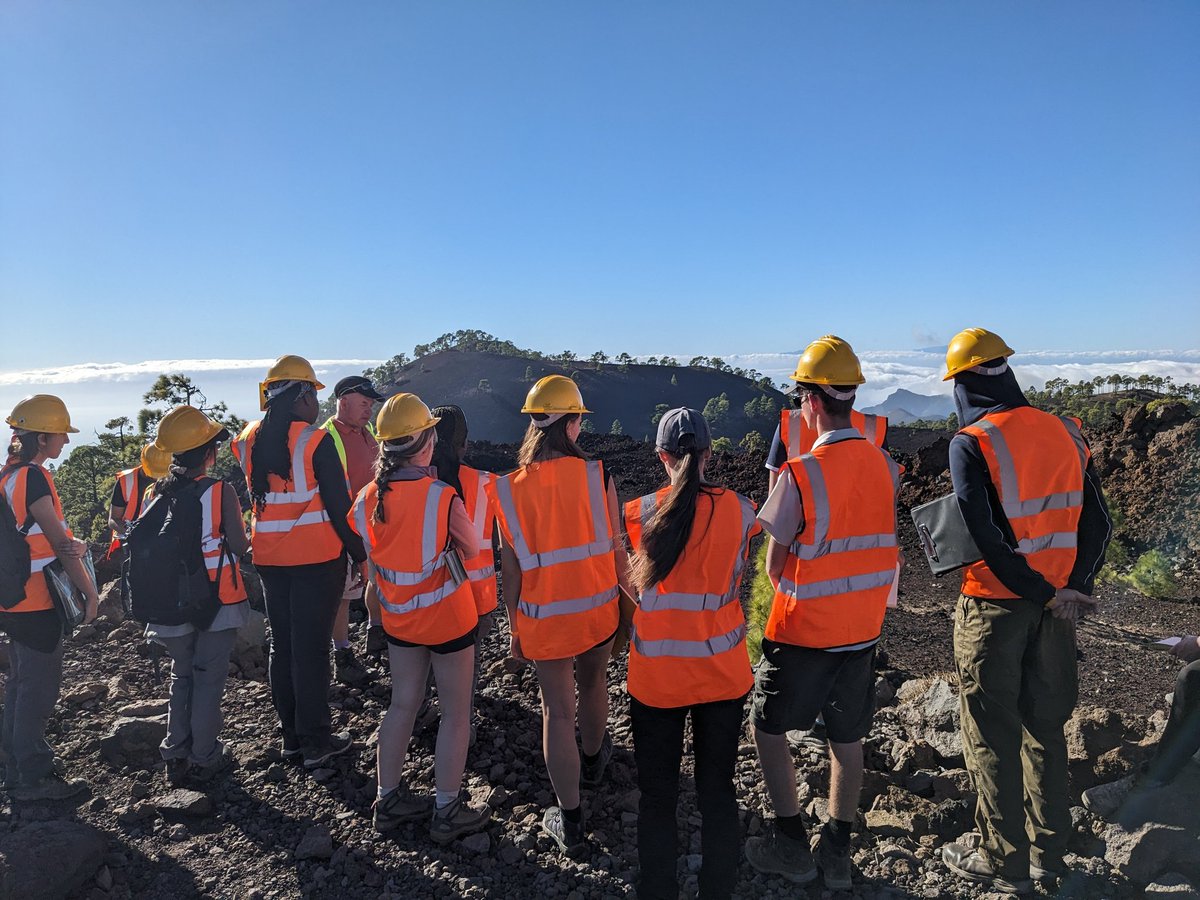 WattsGeology's tweet image. Another great day for @OceanEarthUoS in Tenerife. Today we discussed the Temo Massif, looked at anakatamite and investigated the structure of an A&apos;a flow. @JRawlingsVolc