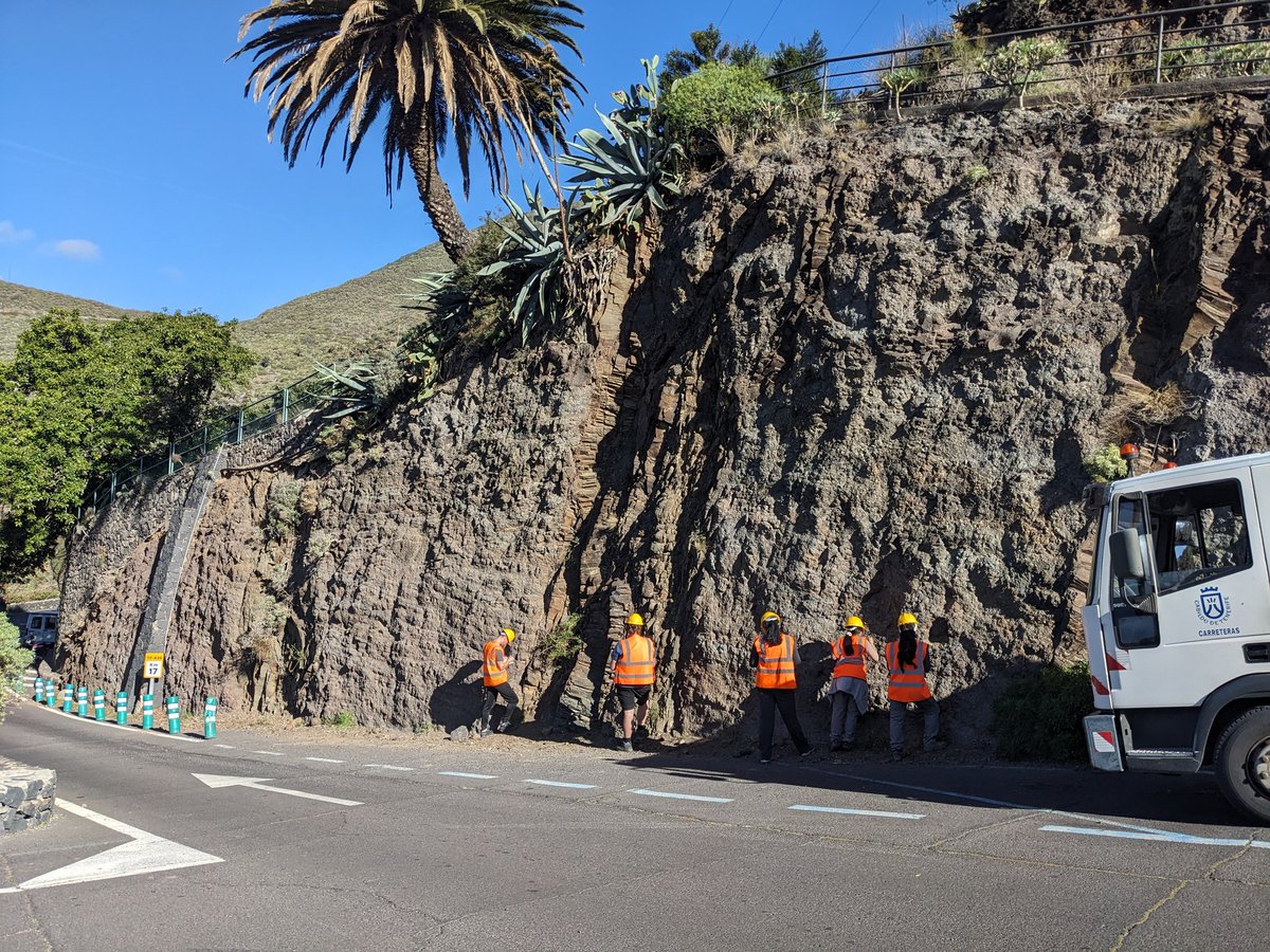 WattsGeology's tweet image. Another great day for @OceanEarthUoS in Tenerife. Today we discussed the Temo Massif, looked at anakatamite and investigated the structure of an A&apos;a flow. @JRawlingsVolc