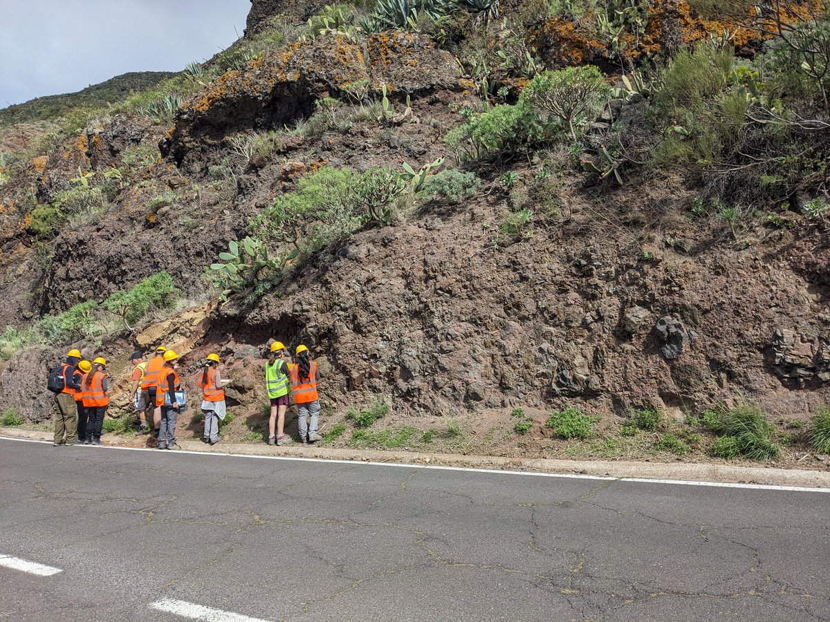 WattsGeology's tweet image. Another great day for @OceanEarthUoS in Tenerife. Today we discussed the Temo Massif, looked at anakatamite and investigated the structure of an A&apos;a flow. @JRawlingsVolc