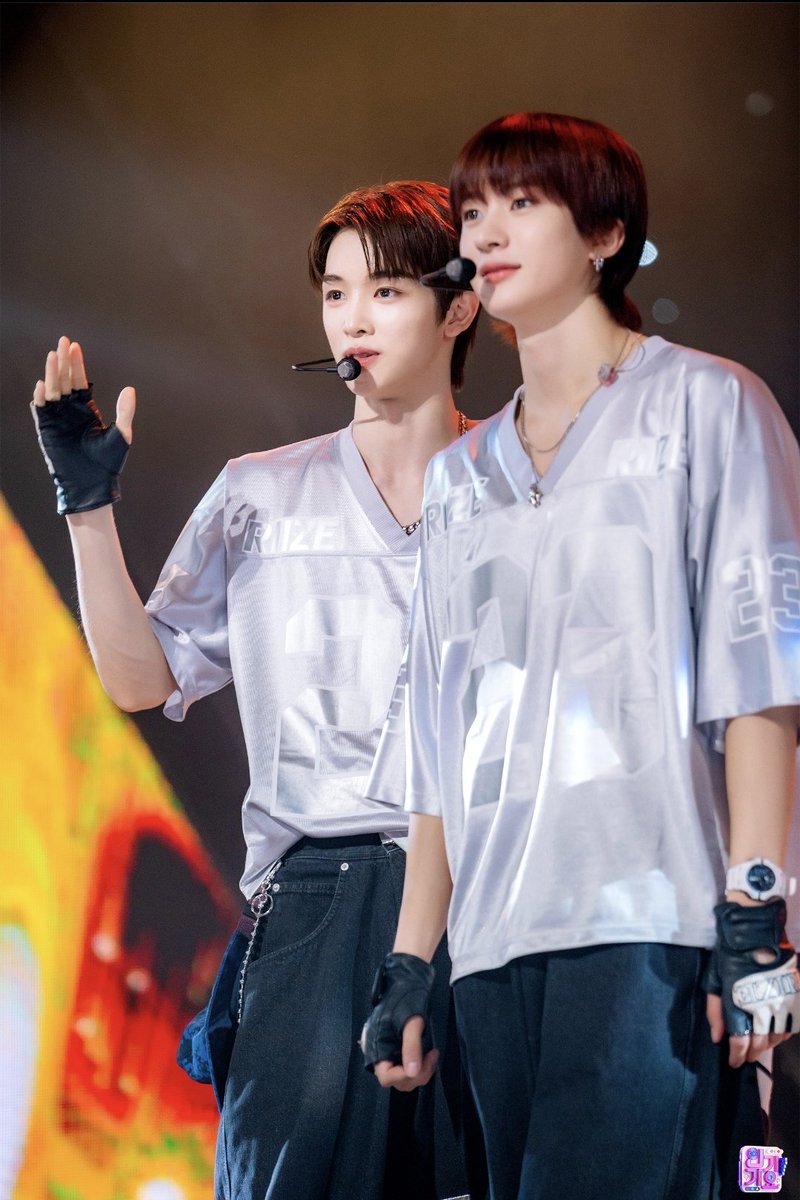 [OFICIAL | 231109] fotito de #Sungchan junto a #Anton compartida por Inkigayo.

(*) que son lindos 🥺

© SBS Inkigayo 
🫧

#SUNGCHAN #성찬 #ANTON #앤톤 #RIIZE #정성찬
#RIIZE #라이즈 #RISEandREALIZE #RIIZE_CL #TalkSaxy #RIIZE_TalkSaxy #WE_RIIZE #위라이즈