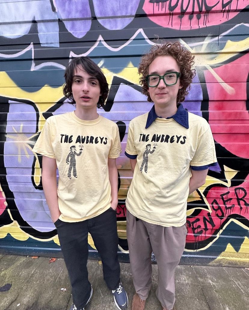 finnwolfhardbr's tweet photo. Aubrey e Aubrey! 😍 Finn Wolfhard e Malcom Craig hoje se preparando para o ato de abertura da banda no Rickshaw Theatre, em Vancouver. 

📸: theaubreysrphun via Instagram. https://t.co/XytTtZfPVv
