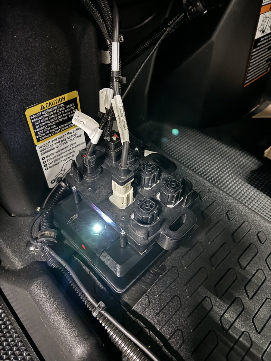 travismesser81's tweet photo. New @JohnDeere 835R Gator equipped with new M series Modem , StarFire 7000 reciever and 4640 display. All JD link connected and AutoTrac installed to be able to soil sample with Wintex 2000 & #SWATMap @swatmaps https://t.co/DpImgw4G62