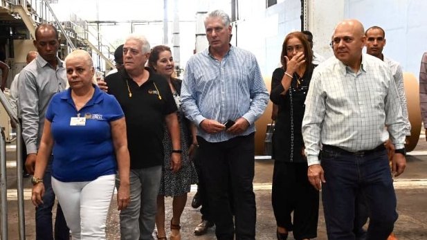 DrRobertoMOjeda's tweet photo. Acompañamos a @DiazCanelB en el recorrido por municipios de la capital. Conocimos de las obras constructivas que se ejecutan para reanimar servicios en varias comunidades y sostuvimos un enriquecedor intercambio con la población. #Cuba https://t.co/XgNZVUIPLT