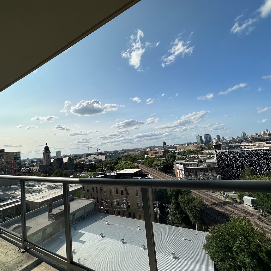 Views from #MondialRiverWestApartments 💙

#willowbridgepc #wearewillowbridge #mondialriverwestapartments #lovewhereyoulive #riverwestapartments #chicagoskyline #chicagoapartments #apartmenthuntingchicago #apartmenthuntingriverwest #riverwestchicago #apartmentliving...