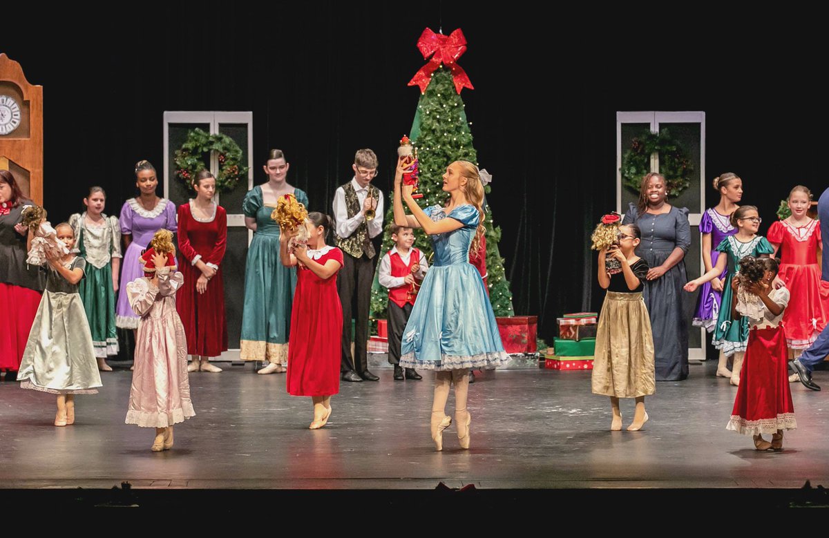 MethodistU's tweet image. ✨🎄 MU invites you to Dance Theatre of Fayetteville&apos;s annual family-friendly performance of Tchaikovsky&apos;s Nutcracker Ballet at Huff Concert Hall on December 1, 2, &amp;amp; 3. Secure your seats early with advance tickets! 🌟🩰 #NutcrackerBallet #HolidayEvent #DanceTheatreFayetteville