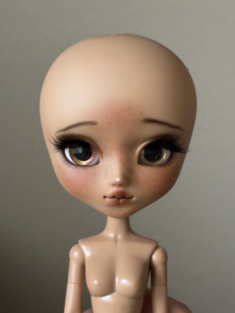violetafaerie's tweet photo. Sienna Cerridwen 🍂🍁she up for sale for 120usd w/o shipping , she was one of my oldest customs and I’m not perfect so there are some flaws(mainly glue on the back plate) but the wig is on with sturdy double sided tape that easy to remove #pullip #pullipdoll #pullipcustom https://t.co/aMc942fSFn