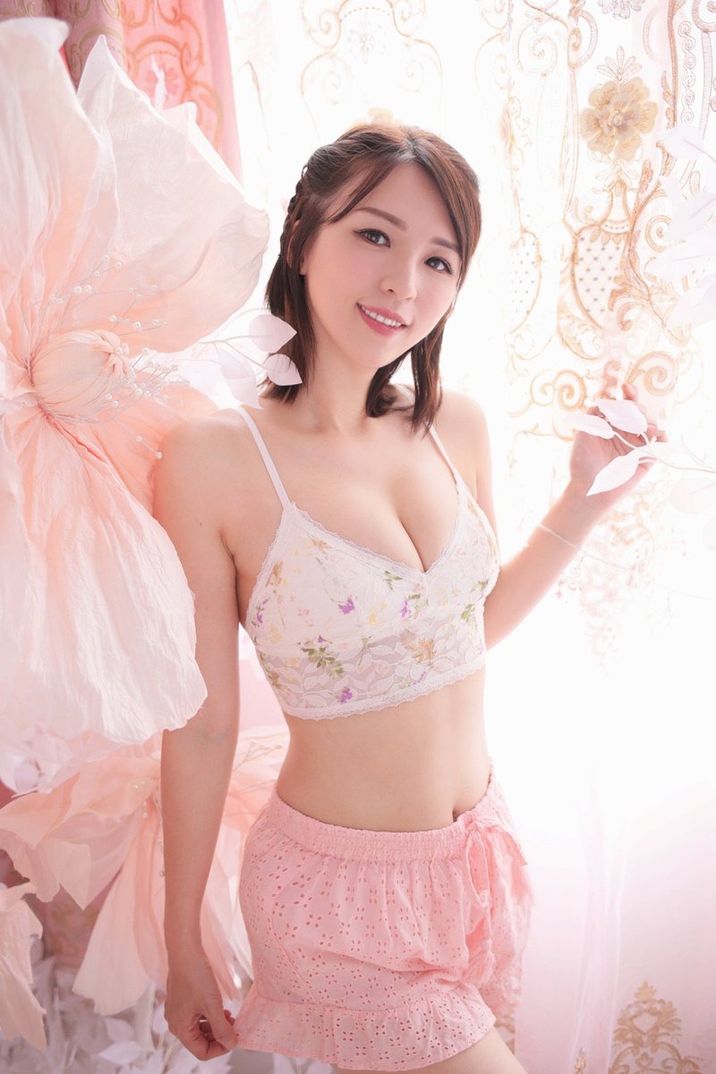 以本身都大波嘅淫雪 #孫慧雪 做代言人其實無咩說服力. 而且仲要遮遮掩掩咁都睇唔到個效果.淫雪有誠意嘅應該除淨胸圍行出嚟,比大家好好欣賞下個效果.