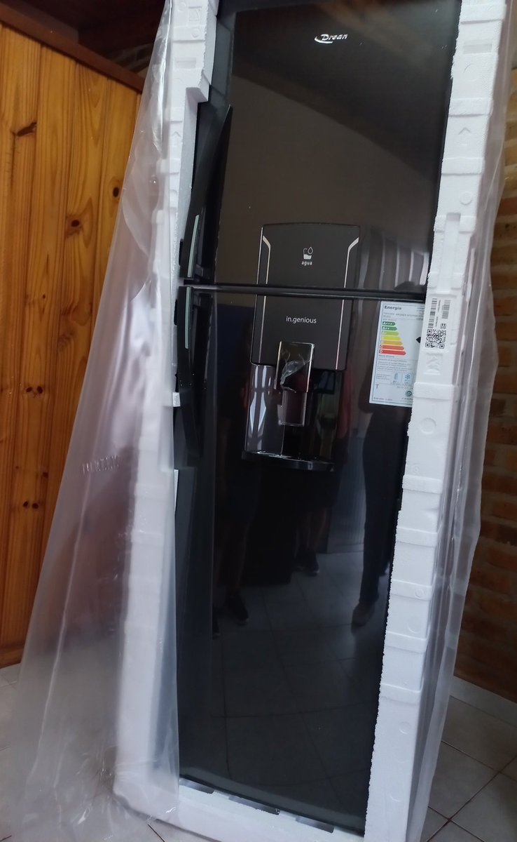 RomiF43's tweet photo. Hace un año atrás esta época estaba llorando porque pensaba que no llegaba con todo para recibirme.
Hoy pude comprarme mi primer heladera gracias a que tengo un buen trabajo.
Dios es tan bueno; valió la pena cada lágrima, cada esfuerzo 😭❤️ https://t.co/oyLljjUdJS