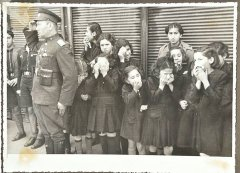 umtdogan71's tweet photo. 1⃣6⃣-Atatürk'ü son kez görmek için sokaklara dökülen, cenaze alayı geçerken hıçkıra hıçkıra ağlayan kız çocukları. 

Bu çocuklar daha önce hiç Atatürksüz 23 Nisan kutlamadı.