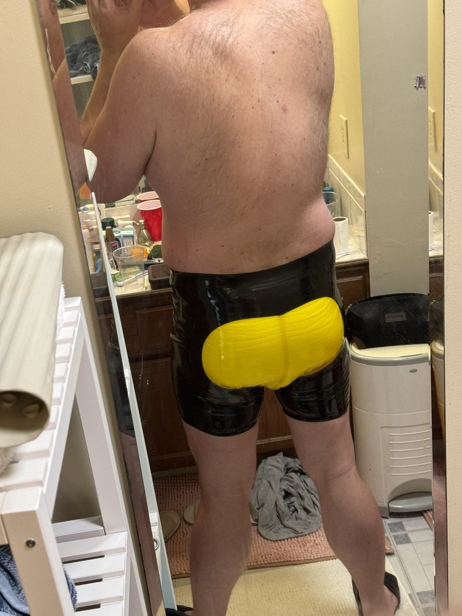 TheMellowPuppy's tweet photo. Uh oh. Did someone say diapers AND latex? https://t.co/ulta9jK8Wu