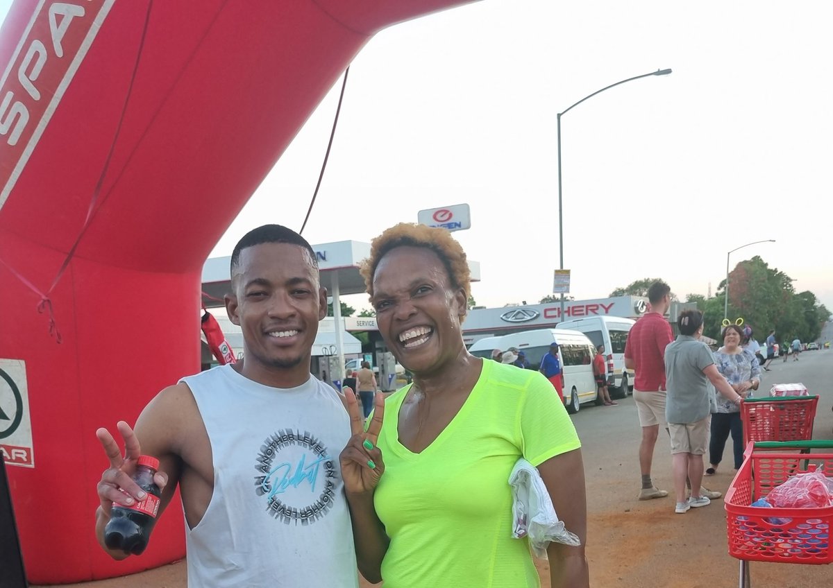 Ownlyf's tweet photo. Glow night mile.
#FetchYourBody2023
#12weeksofbuildinghabits
#RunningwithTumiSole https://t.co/7VNQ8XybBM
