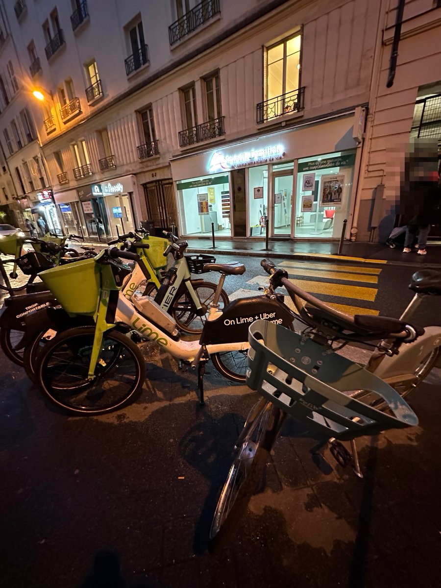 Allégorie : 

Les #MobilitésDouces n’ont rien à foutre des piétons (avec le soutien de la Mairie de Paris)

Rue d’Hauteville #paris10 .