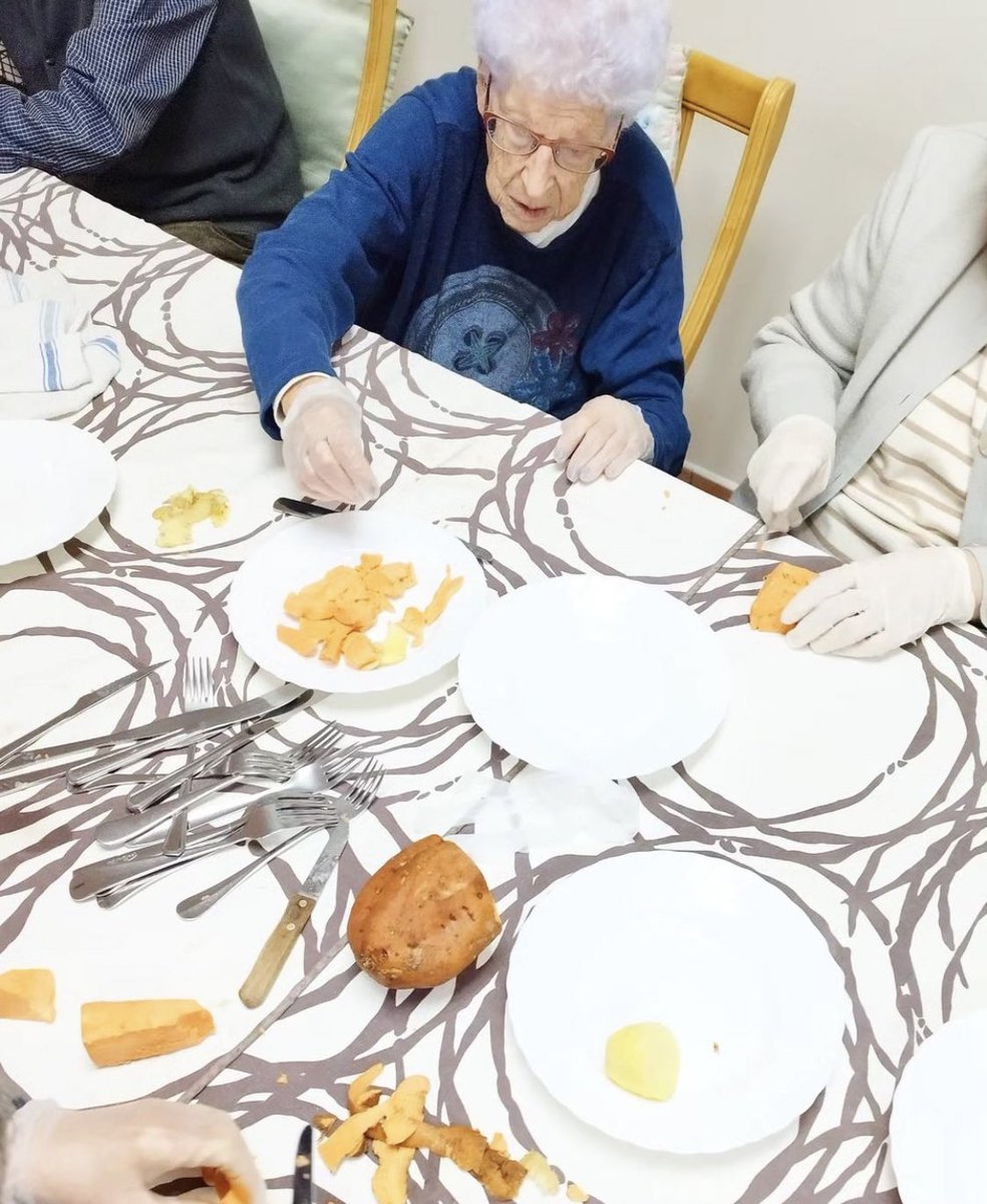 Centros_Amunt's tweet photo. Taller de cuina 👩‍🍳🧑‍🍳

Aprofitem els ingredients que van sobrar dels #panellets per fer unes boníssimes truites de patates amb:

- Patata 🥔 
- Ous 🥚
- Moniato 🍠
- Ceba 🧅
- Molt amor 🧡 

#gentgran #tallerdecuina #aprofitament #centrededia #CentrosAmunt https://t.co/RWecJZgkPo