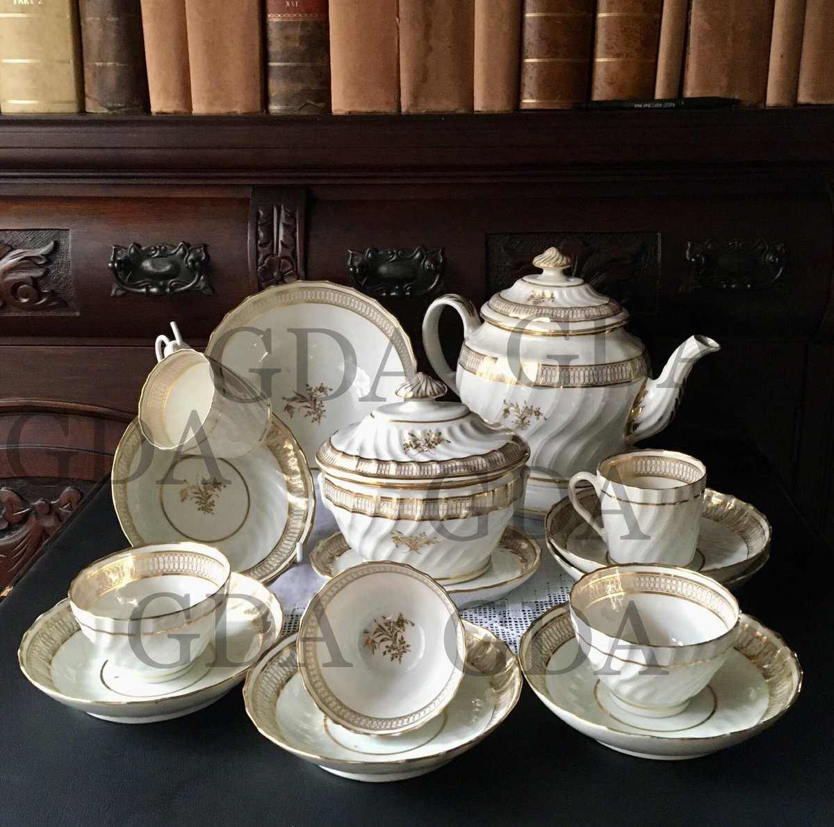 From an age of elegance. Chamberlain’s Worcester tea set, 1807-1810. See them and more at, Dieudonneart.com/antiques #womaninbizhour #antiques #Regency #Halloween #ChristmasGiftidea #dolls #vintage #shopindie #reuse #gifts #Worcester #yourbizhour