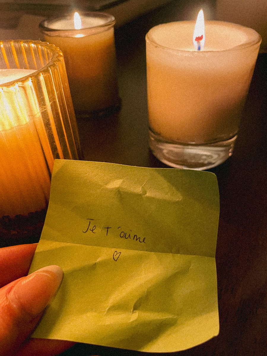 _kushinaa's tweet image. Ce matin on part de l’appart un peu fâchées/en embrouille…
Moi dans la matinée : dépose un bouquet de fleurs avec un mot pour quand elle rentrera ce soir
Elle dans la journée : me fait parvenir un mot par son collègue qui est venu s’entraîner à ma salle 🥹🥹🥹