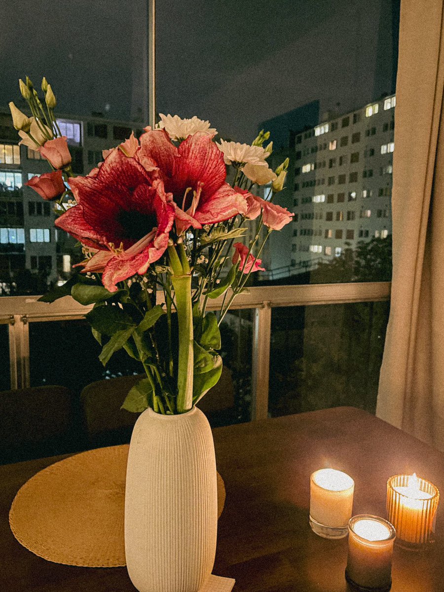 _kushinaa's tweet image. Ce matin on part de l’appart un peu fâchées/en embrouille…
Moi dans la matinée : dépose un bouquet de fleurs avec un mot pour quand elle rentrera ce soir
Elle dans la journée : me fait parvenir un mot par son collègue qui est venu s’entraîner à ma salle 🥹🥹🥹