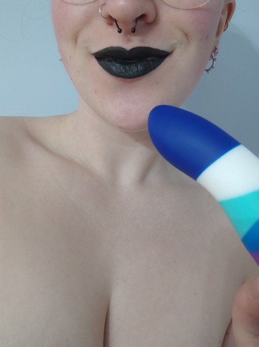 Bonsoir tout le monde 😉 Quelle couleur de rouge &agrave; l&egrave;vres pour le prochain shooting ? Vert ? Ou noir <a href="/tag/sexy"class="tags"><span>#sexy</span></a><a href="/tag/camgirl"class="tags"><span>#camgirl</span></a><a href="/tag/onlyfans"class="tags"><span>#onlyfans</span></a>