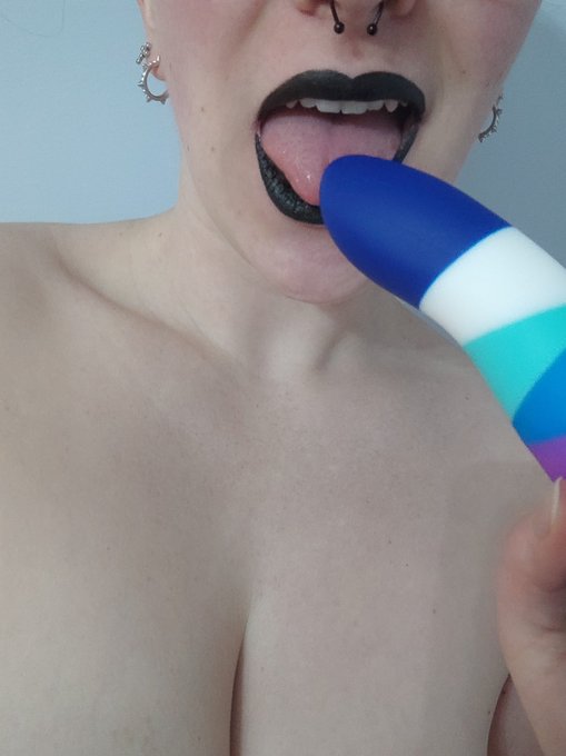 Bonsoir tout le monde 😉 Quelle couleur de rouge &agrave; l&egrave;vres pour le prochain shooting ? Vert ? Ou noir <a href="/tag/sexy"class="tags"><span>#sexy</span></a><a href="/tag/camgirl"class="tags"><span>#camgirl</span></a><a href="/tag/onlyfans"class="tags"><span>#onlyfans</span></a>