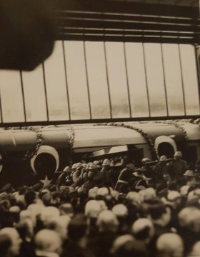 umtdogan71's tweet photo. 2⃣5⃣-Atatürk’ün aziz naaşı Ankara’da karşılanıyor.  Makbule hanım güçlükle ayakta duruyor. Kim bilir? Belki de Samsun’a gitmeden önce ağabeyi Mustafa Kemal ile geçirdikleri son gece geldi aklına, yer sofrasında yedikleri yemek... https://t.co/6KUkz3Xnb4
