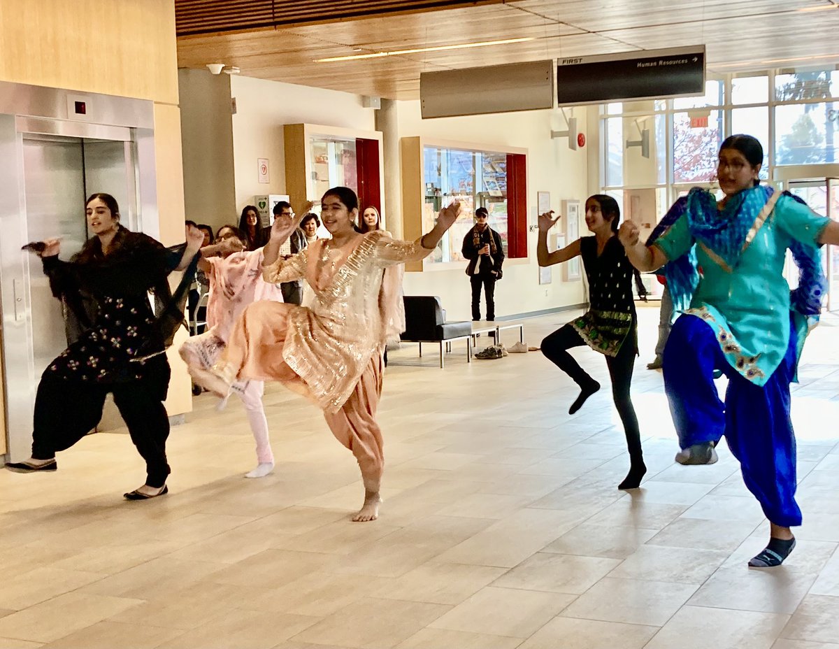 Surrey_Schools's tweet image. Thank you to students from @SAILAcademy36 for treating employees at the District Education Centre to some dancing to celebrate Diwali!
#sd36learn #SurreyBC #Diwali @_perrysmith