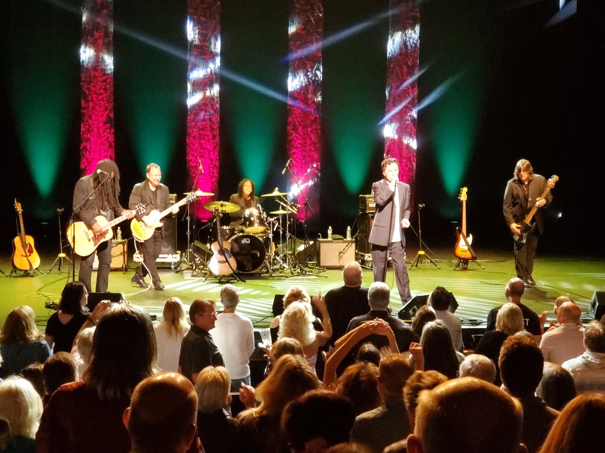 #JohnWaite and the band put on a killer show last night at the <a href="/VanwezelPAH/">Van Wezel Performing Arts Hall</a> <a href="/jeffreygmusic/">Jeffrey Gaines</a> was amazing as well! <a href="/_grenadine3/">John Waite Official</a>
